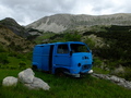 Abb. 42: Einsamer Lieferwagen auf der Alm bei Les
        Pelons.
