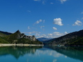 Abb. 66: Noch spiegeln sich harmlose Wolken im Lac de
        Castillon.